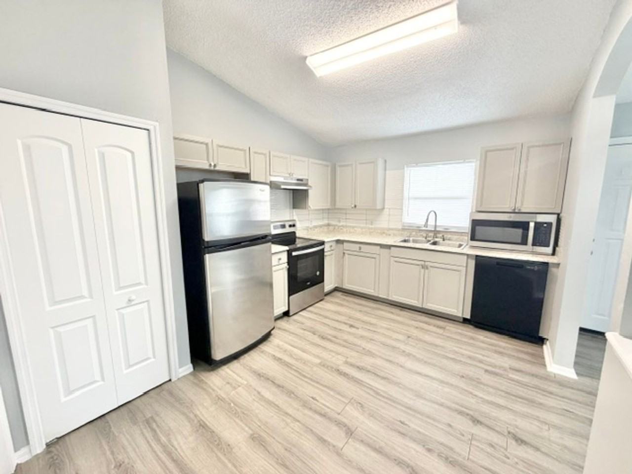 1081 Leeward Dr - Photo 4 of 19