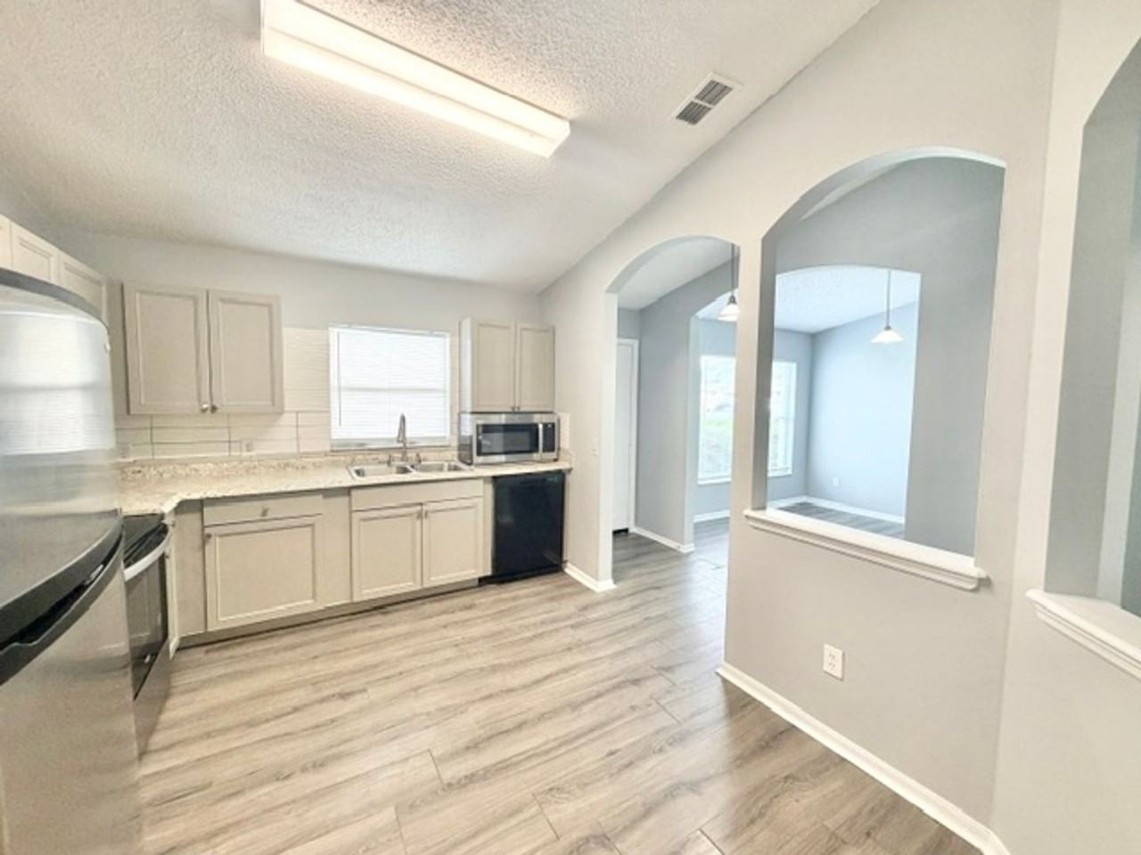1081 Leeward Dr - Photo 5 of 19