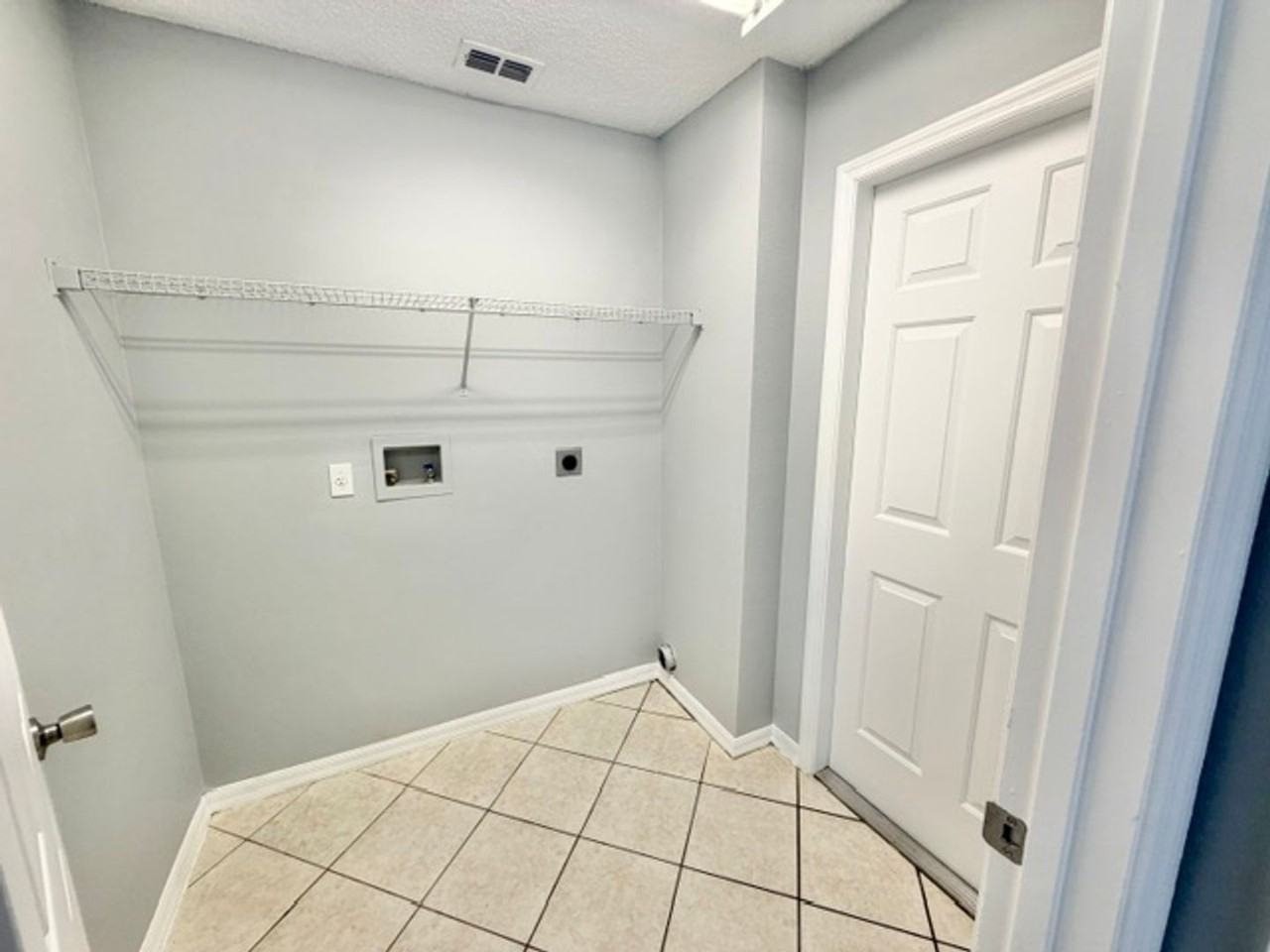 1081 Leeward Dr - Photo 6 of 19