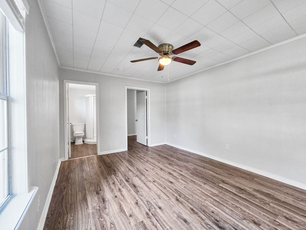 235 Allen St - Photo 7 of 13