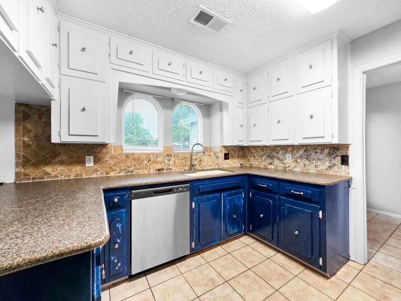 408 Cavender Ct - Photo 4 of 16