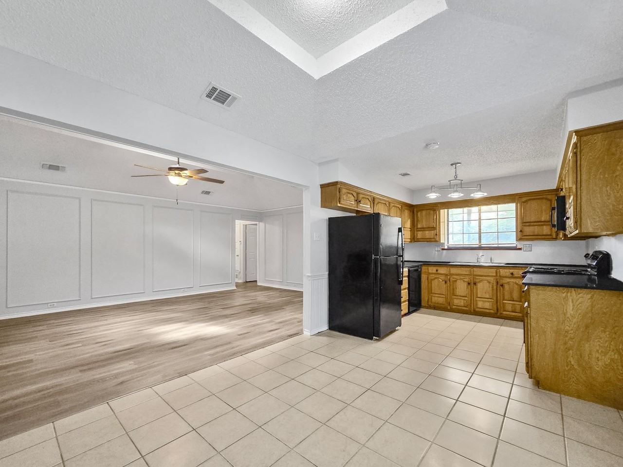 308 Floyd St - Photo 4 of 16