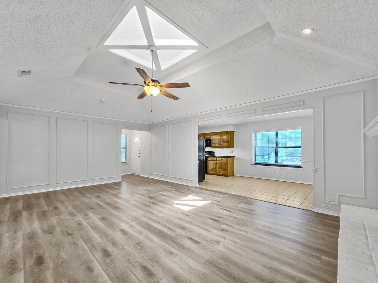 308 Floyd St - Photo 6 of 16