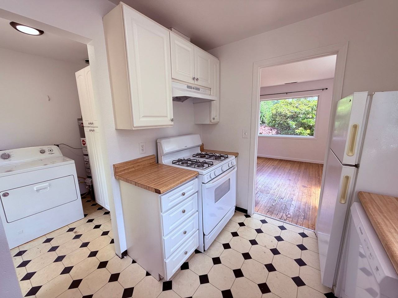 9823 31st Ave Sw - Photo 5 of 24