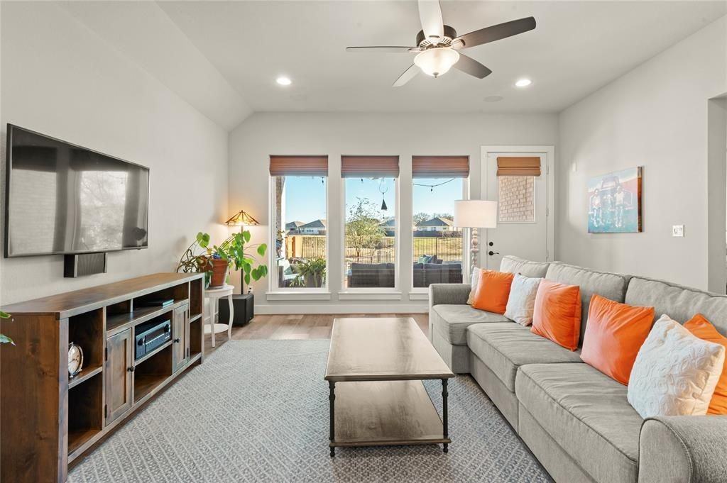 111 Chinaberry Bnd - Photo 2 of 3