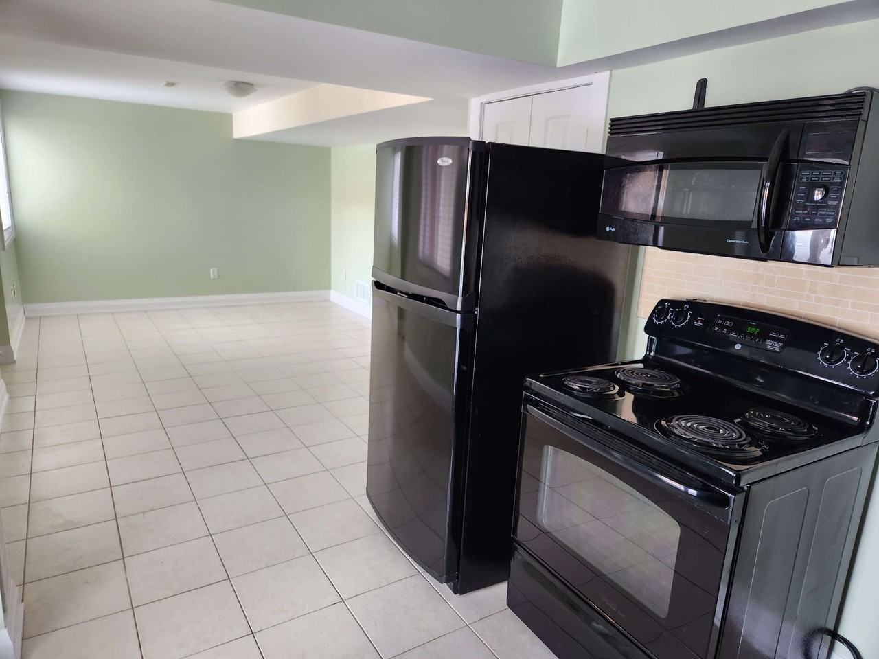 103 Sun King Crescent, Barrie, Ontario, Canada, L4M 0E6 - Photo 3 of 8
