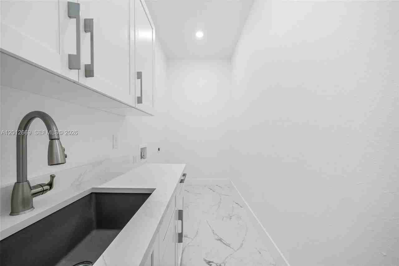 1025 Greenway Terrace - Photo 5 of 19