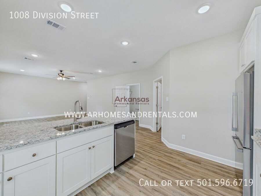 1008 Division St - Photo 4 of 19