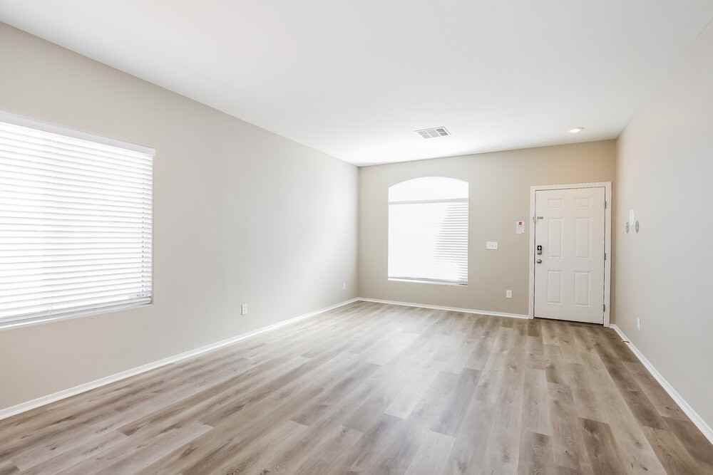 1704 Mizzenmast Ave - Photo 4 of 19