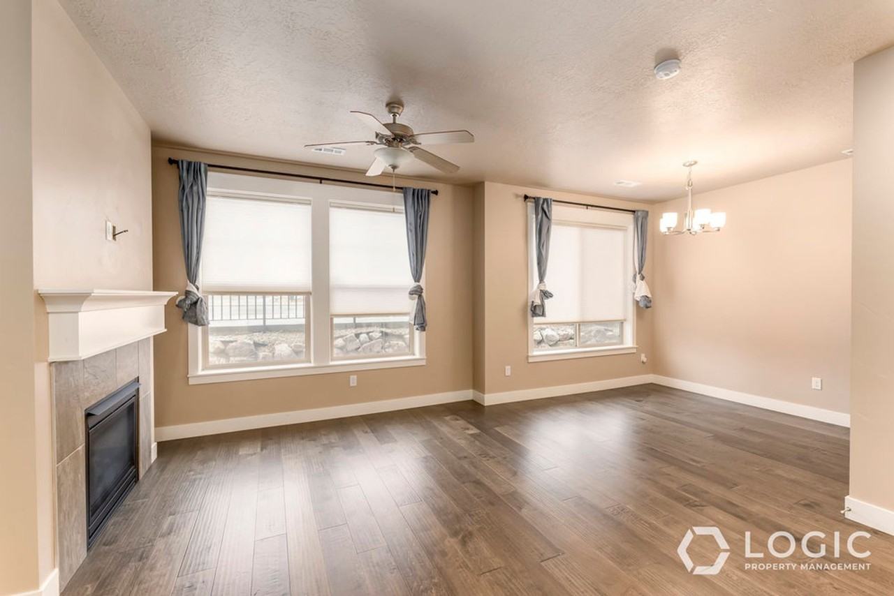 10408 S Beetdigger Blvd - Photo 4 of 21