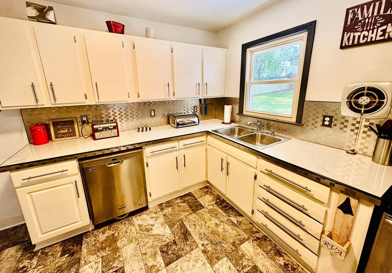 201 N Holly Ave - Photo 4 of 14
