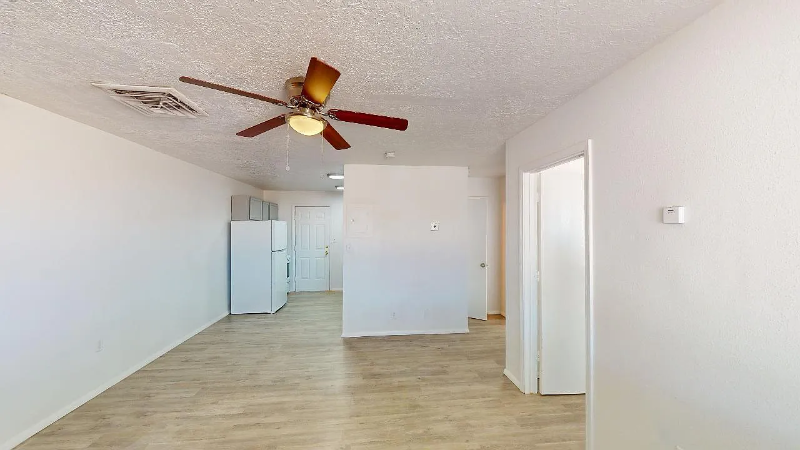 652 Vancouver Rd Se #D - Photo 4 of 20