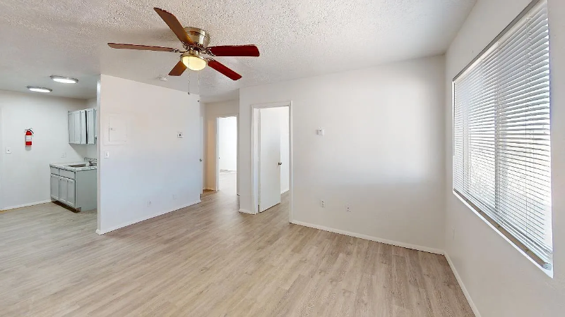 652 Vancouver Rd Se #D - Photo 5 of 20