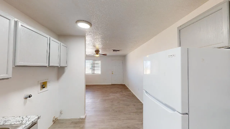 652 Vancouver Rd Se #D - Photo 7 of 20