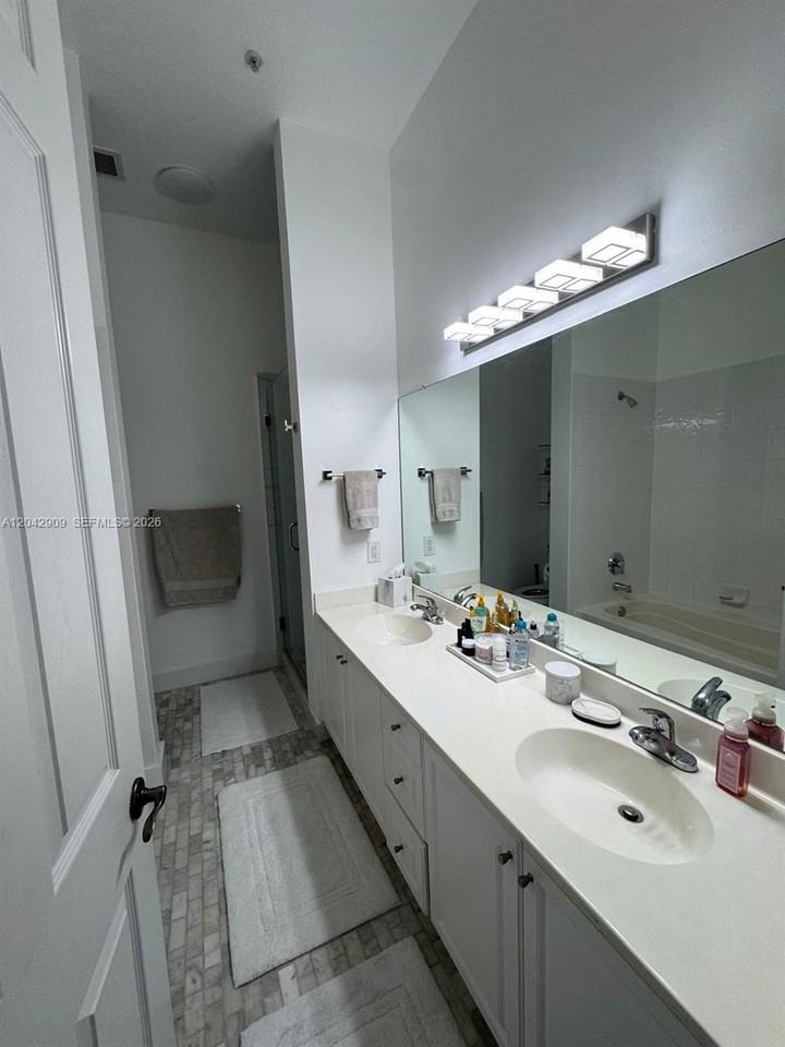 4602 Southwest 160th Avenue - Photo 4 of 13
