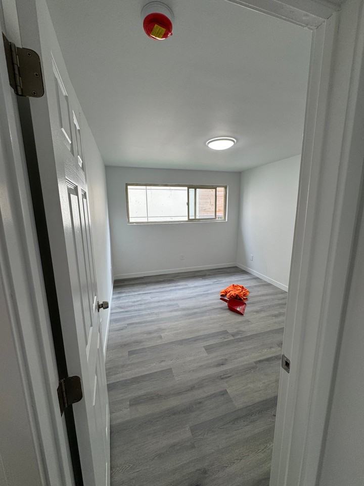 1451 E Republican St #6 - Photo 5 of 5