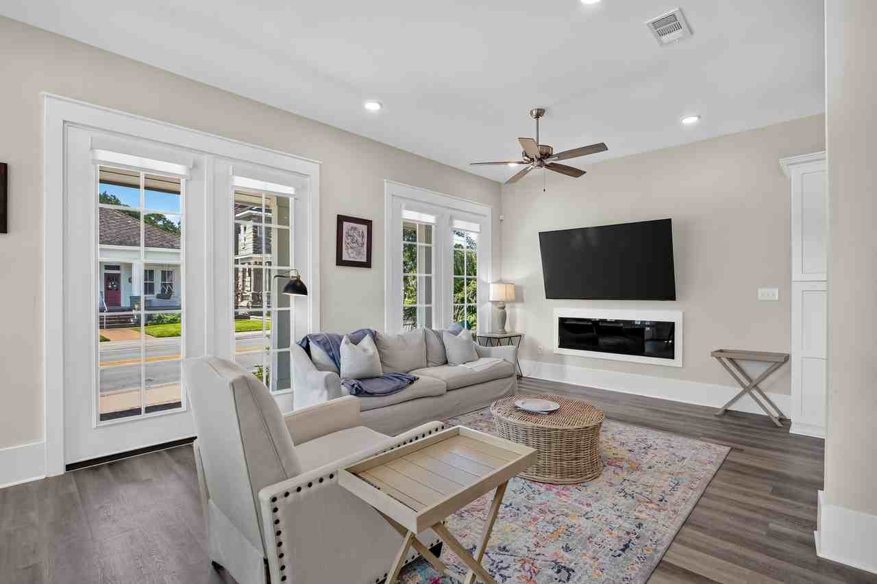 546 Howard Ave - Photo 3 of 31
