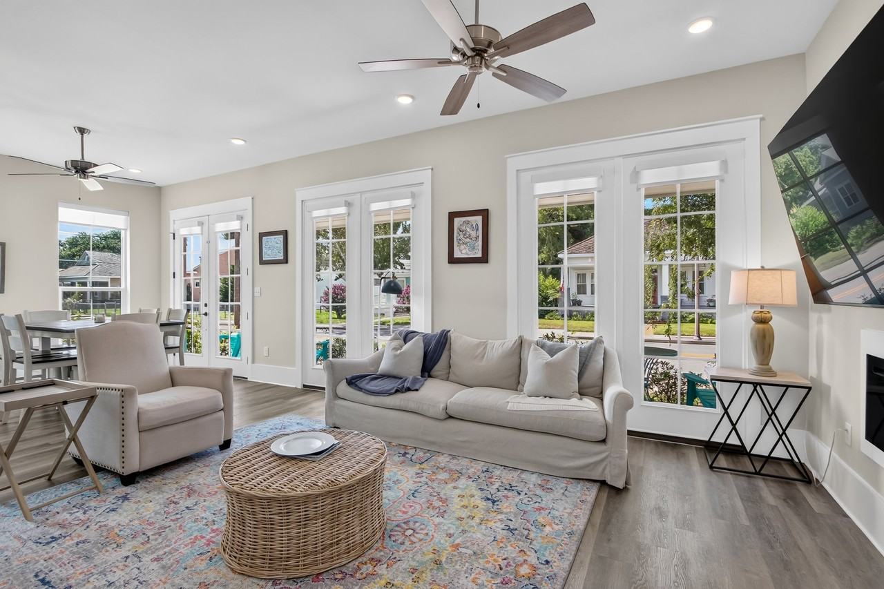 546 Howard Ave - Photo 4 of 31