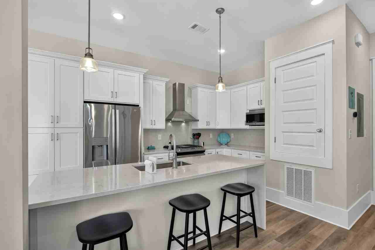 546 Howard Ave - Photo 5 of 31