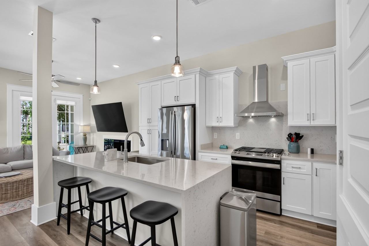 546 Howard Ave - Photo 6 of 31