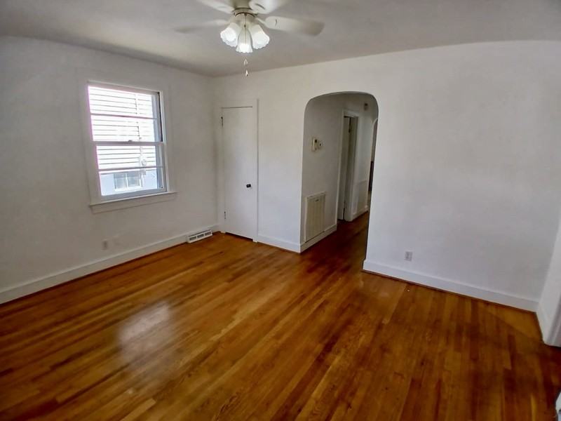 319 Arlington Pl - Photo 7 of 11