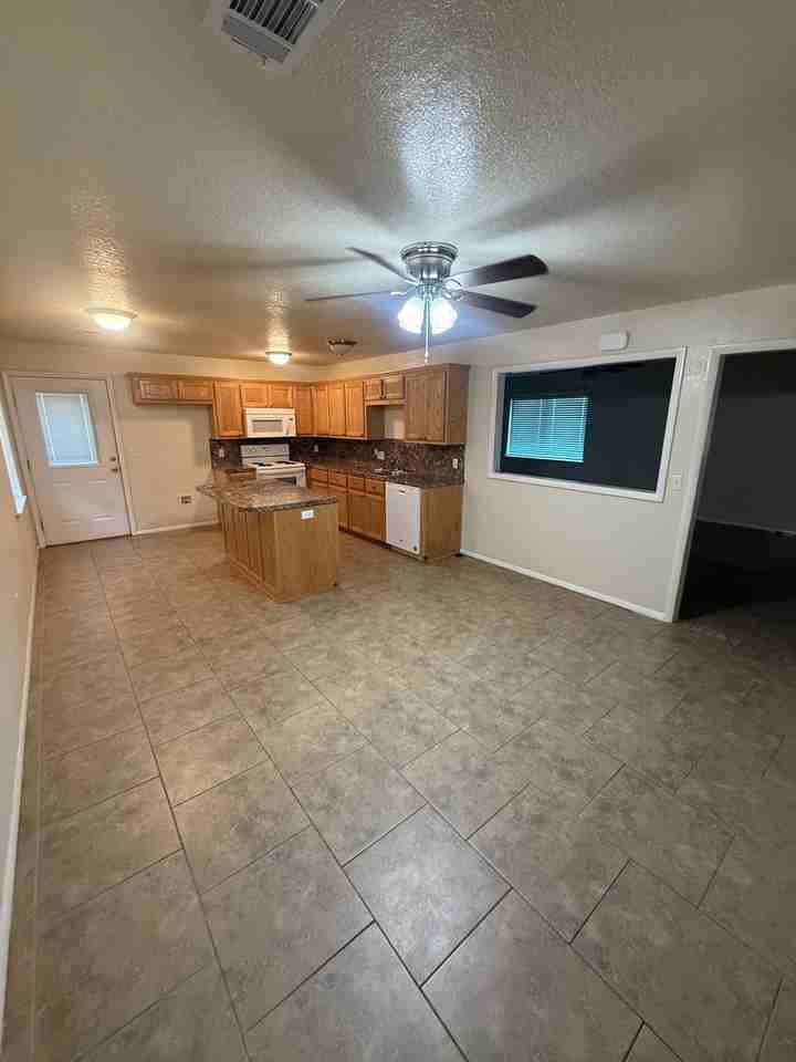 413 Carr St - Photo 3 of 9