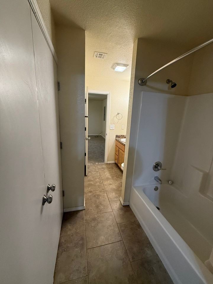 413 Carr St - Photo 4 of 9