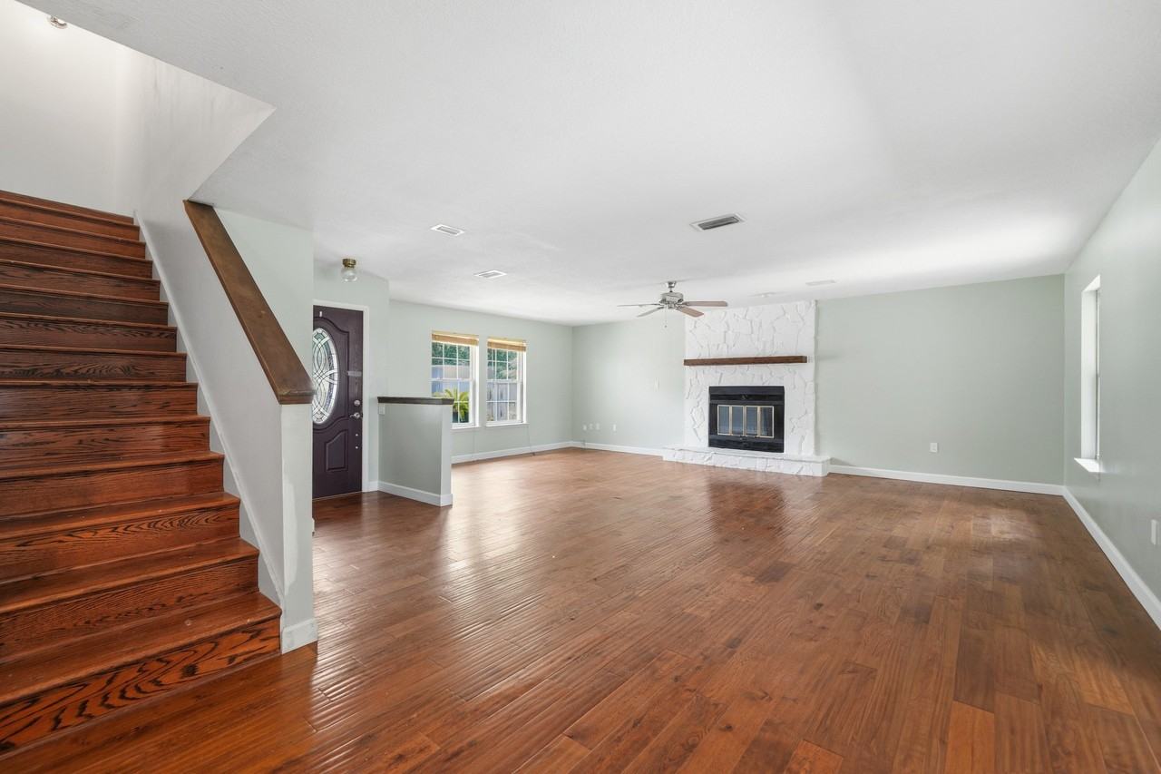 1737 Bayshore Dr - Photo 3 of 11