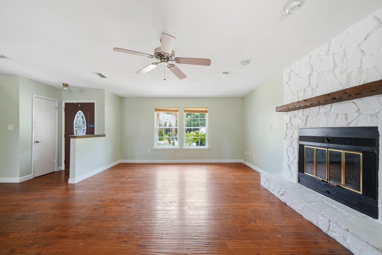 1737 Bayshore Dr - Photo 4 of 11