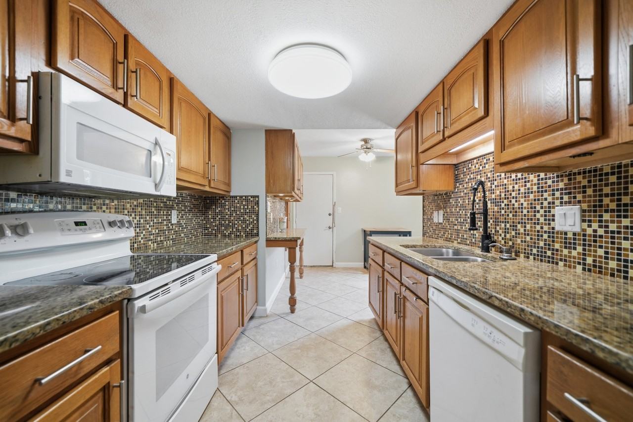 1737 Bayshore Dr - Photo 5 of 11