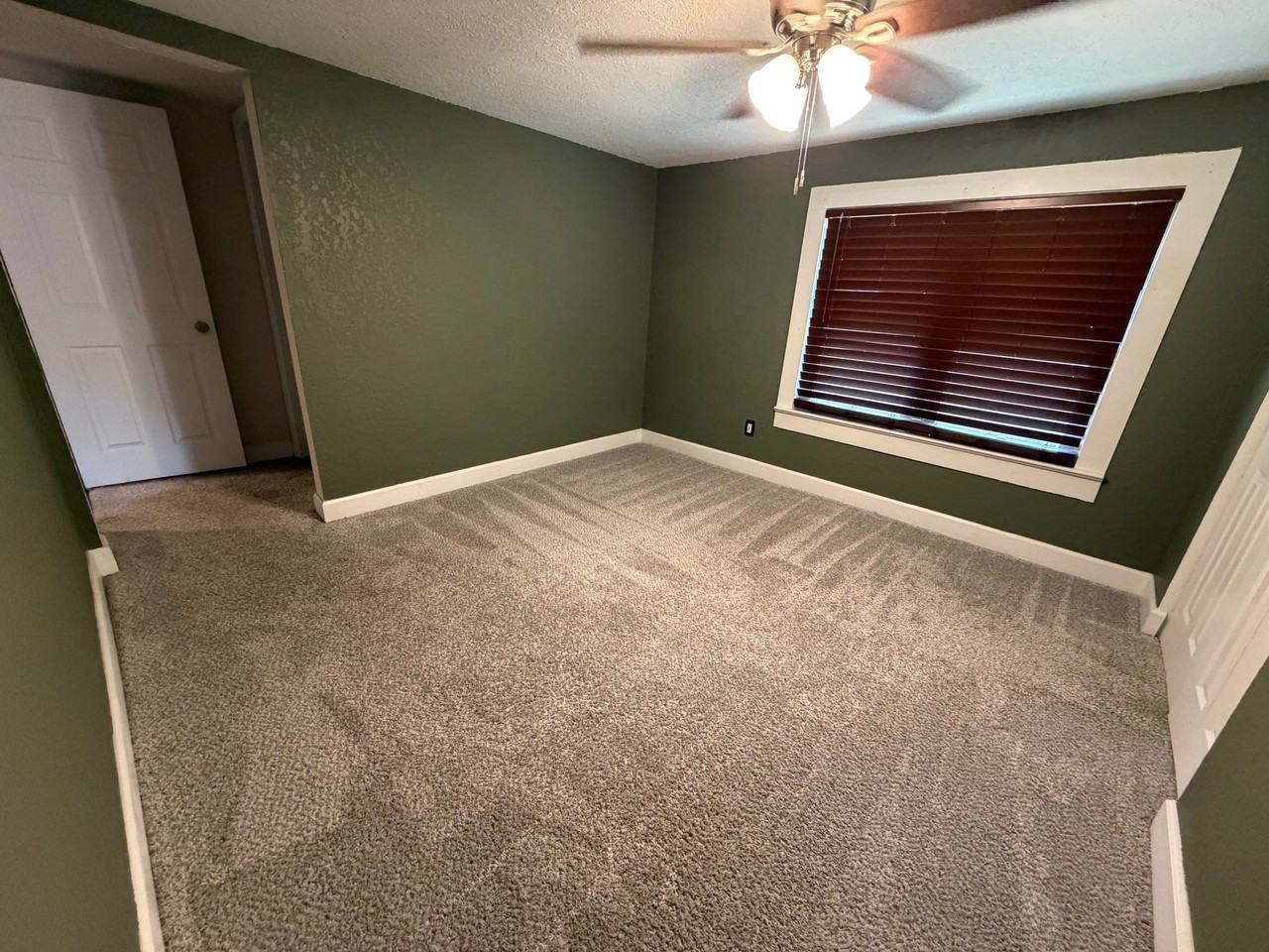 916 4th Ave - Photo 4 of 10