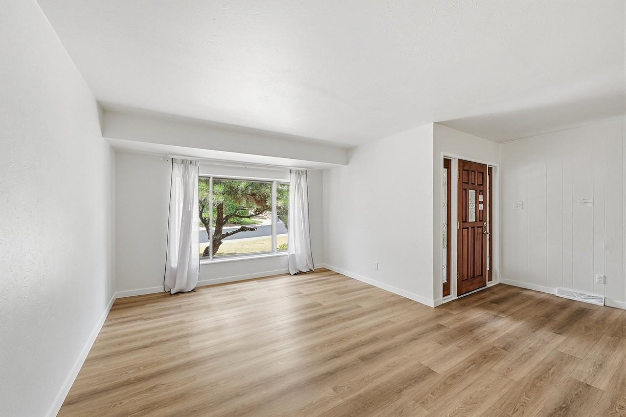2923 S Reading Ct - Photo 6 of 32