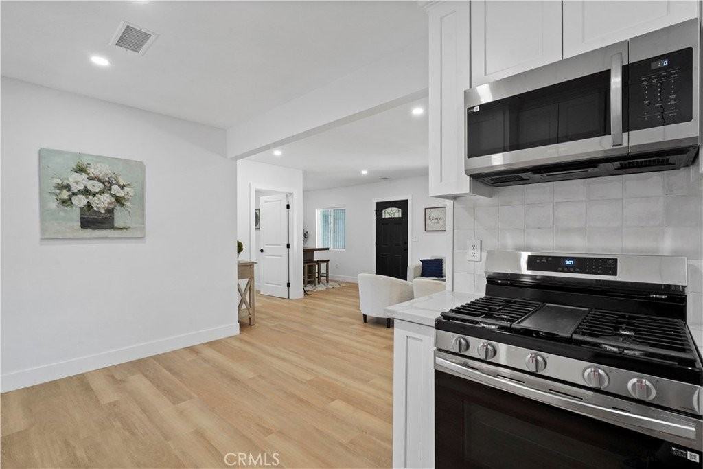 856 Newton St - Photo 3 of 20