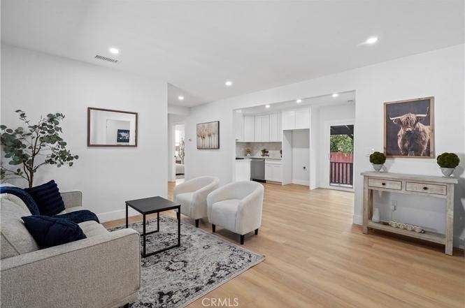 856 Newton St - Photo 4 of 20