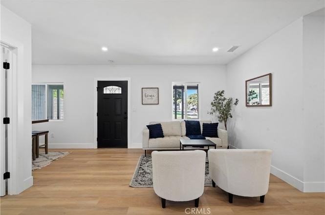 856 Newton St - Photo 5 of 20