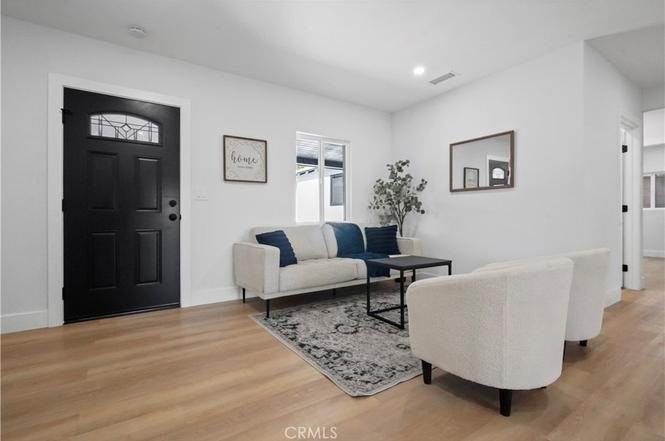 856 Newton St - Photo 6 of 20