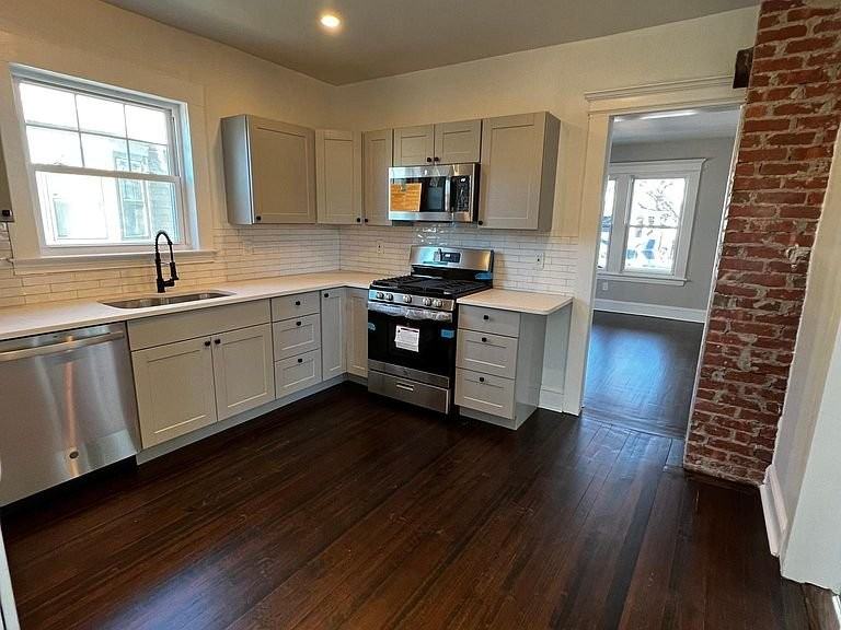 70 Clarkson St - Photo 2 of 15