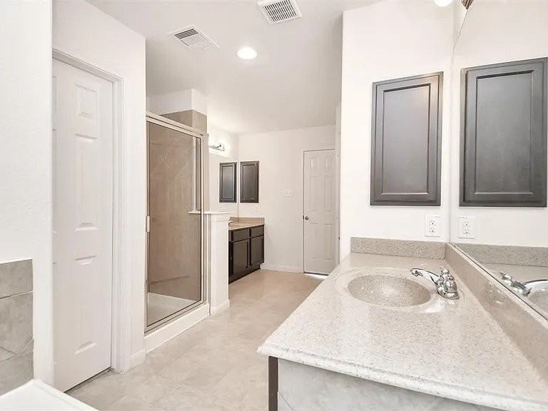 6411 Atlasridge Dr - Photo 3 of 17