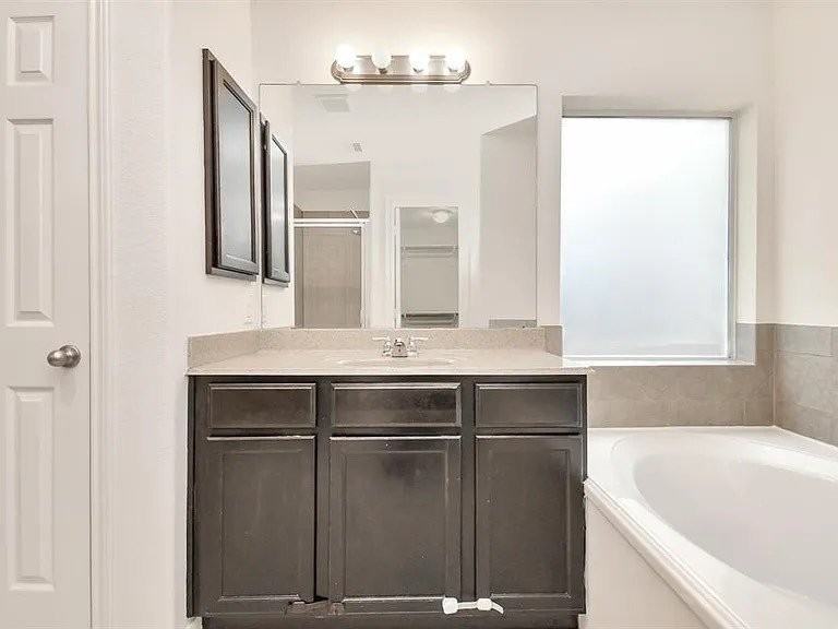 6411 Atlasridge Dr - Photo 6 of 17