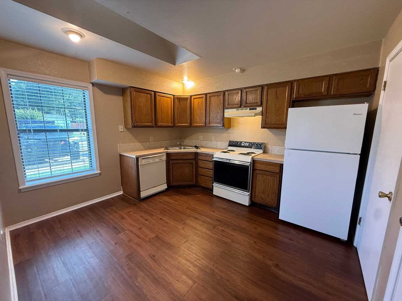 2624 W C St - Photo 4 of 13