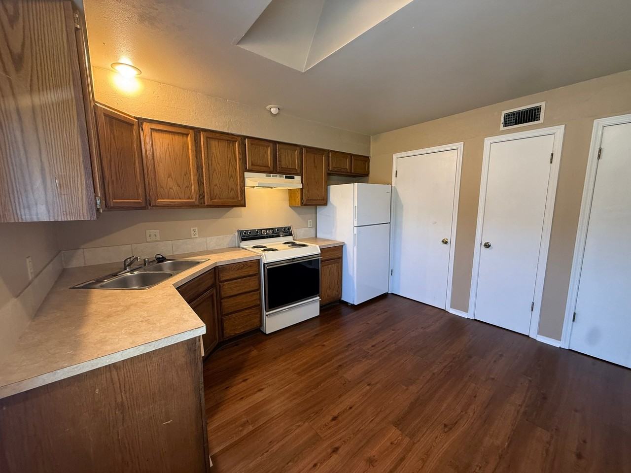 2624 W C St - Photo 5 of 13