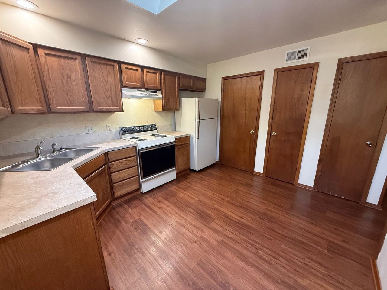 2632 W C St - Photo 5 of 15