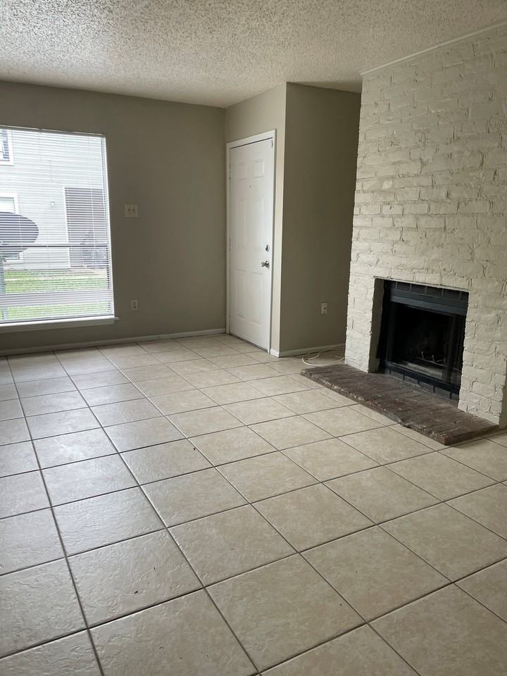 1961 Southpointe Dr #3 - Photo 2 of 7