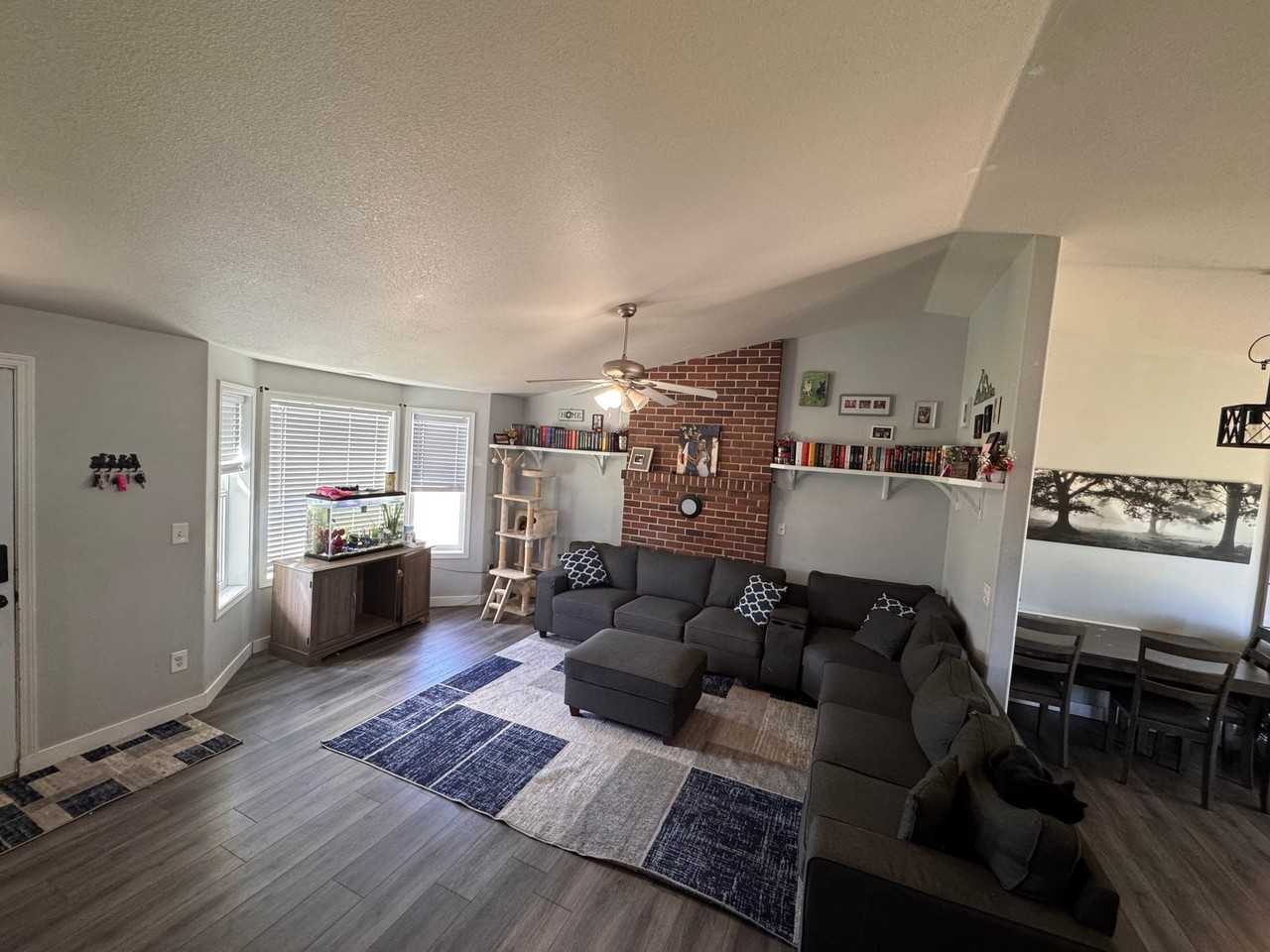 107 S Pine Dr - Photo 3 of 11