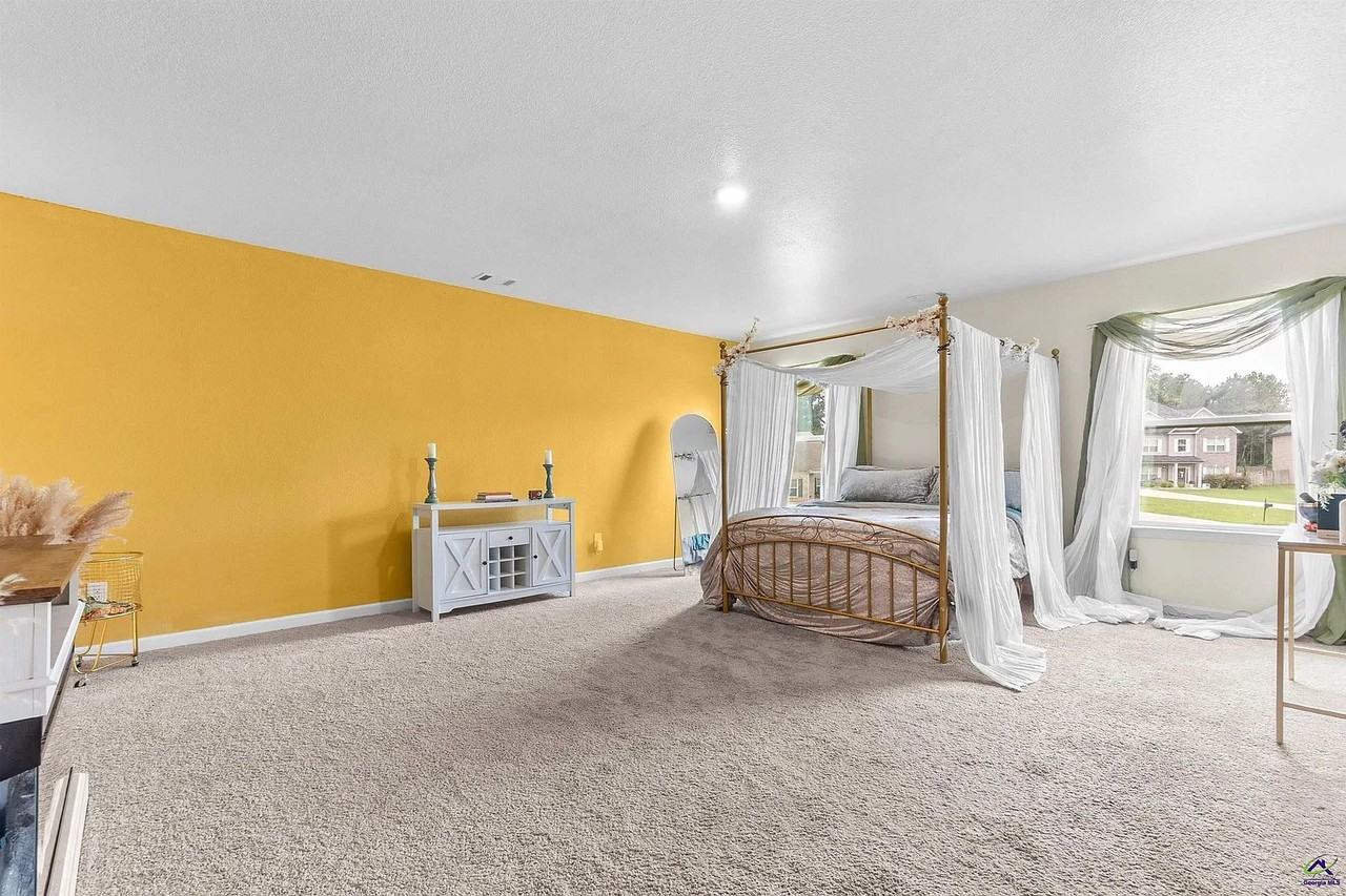 3335 Bridgewood Dr - Photo 3 of 20