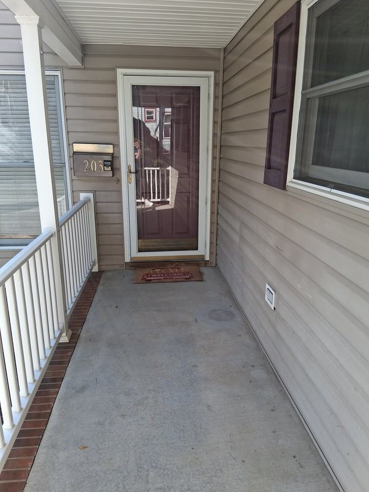 205 Berkley St - Photo 2 of 34