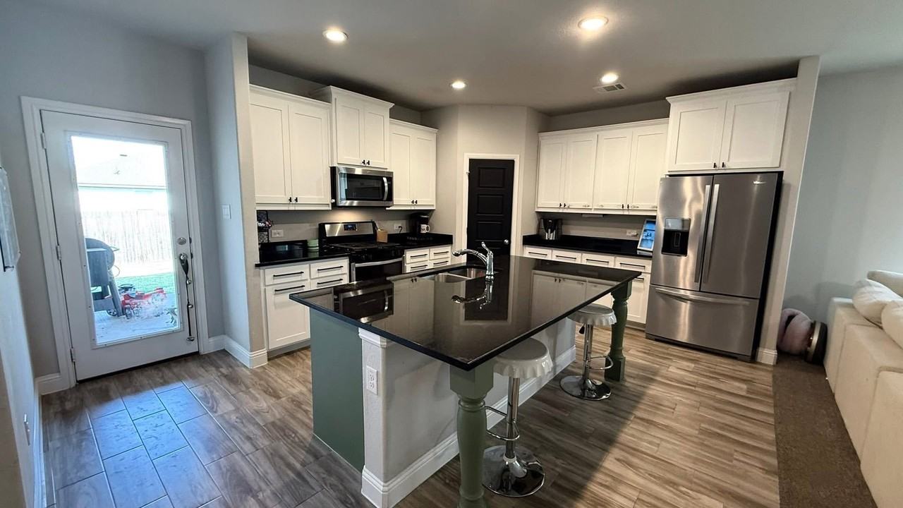 342 Carlisle Dr - Photo 2 of 10