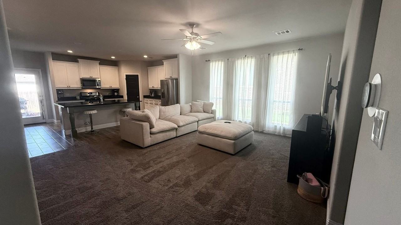 342 Carlisle Dr - Photo 3 of 10