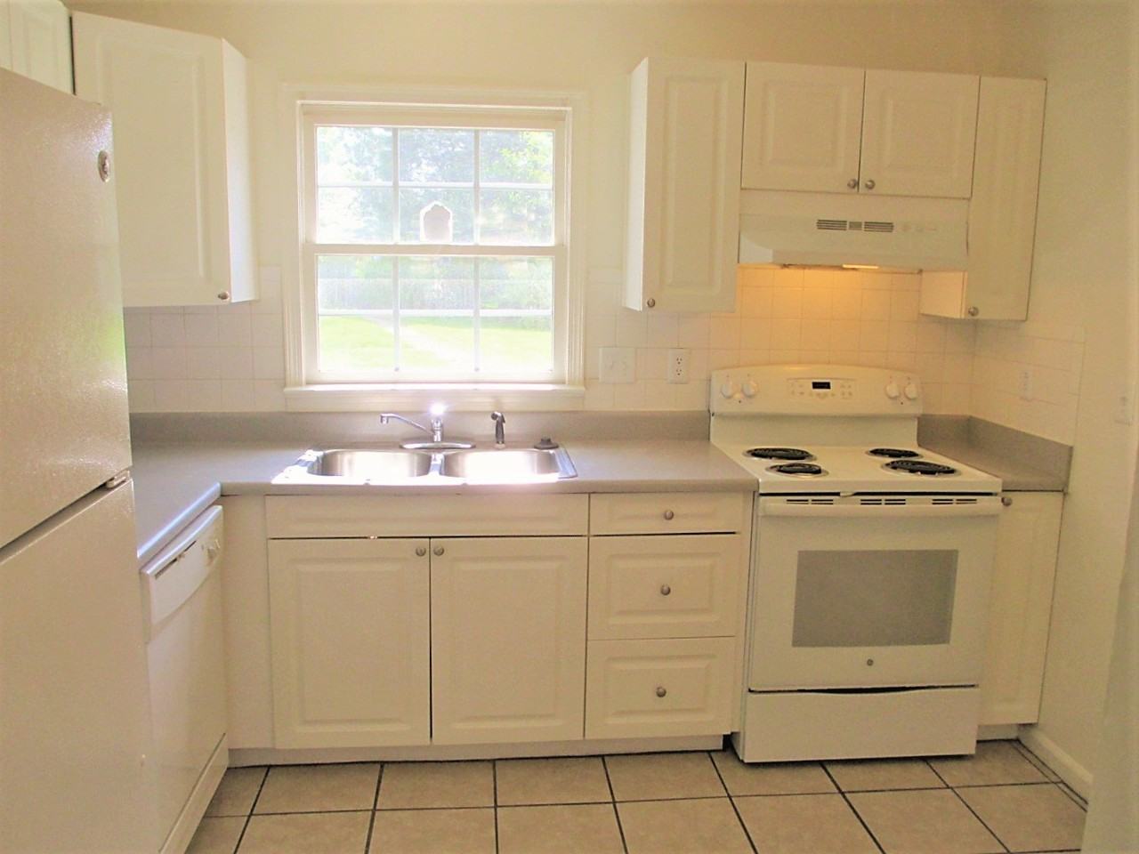 3005 N Radcliffe Ln - Photo 4 of 15