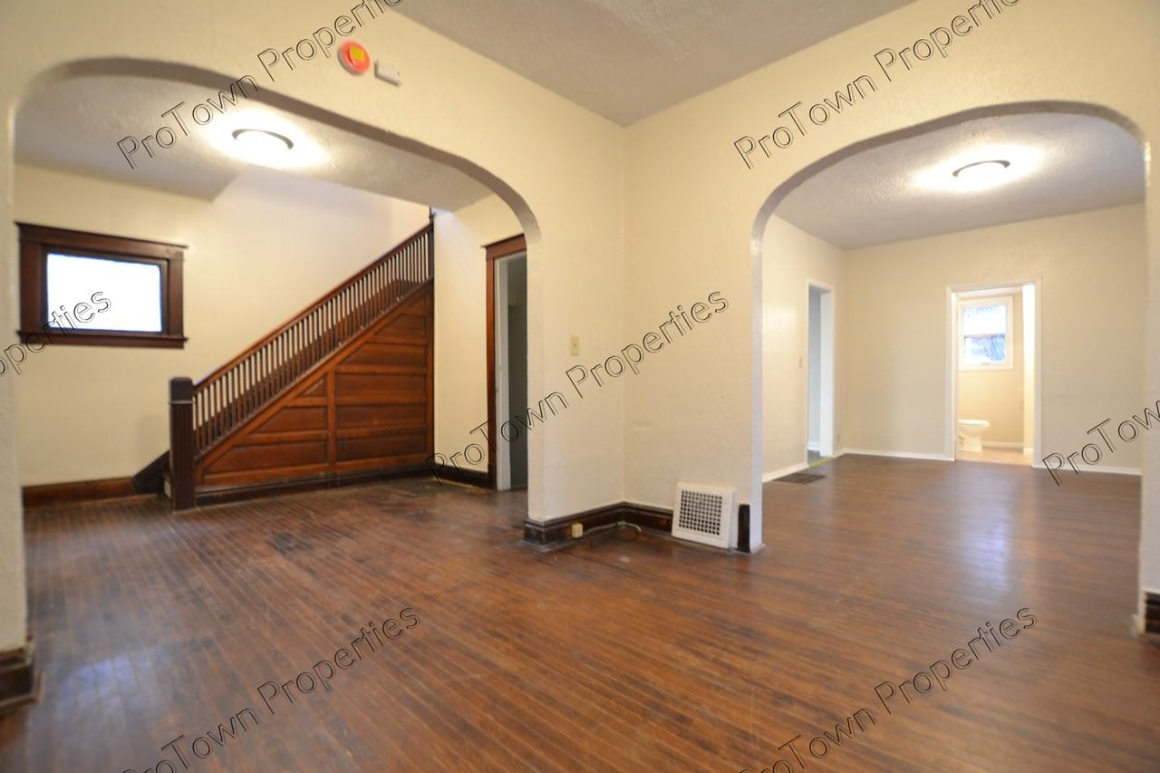 724 East Washington Street - Photo 3 of 10